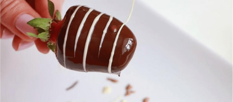 Decorate the strawberries: stylish pattern