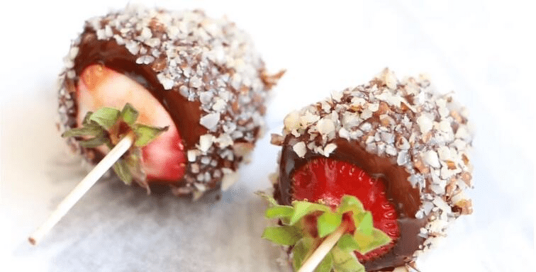 Decorate the strawberries:&nbsp;contrasting pattern