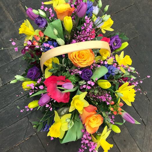 Яркие цветы в корзине