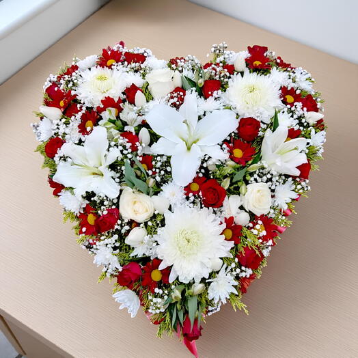 Очень большое красно-белое сердце