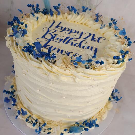 White cake with baby breath and hydrangeas
