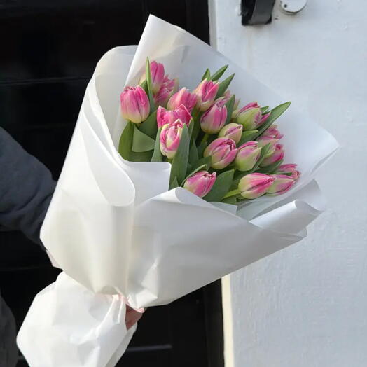 Ніжний яскраво-рожевий букет тюльпанів