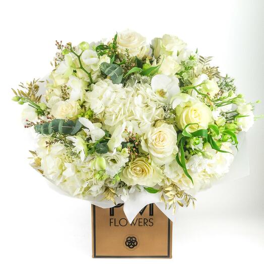 White Tales – Роскошная белая цветочная симфония в подарочной коробке