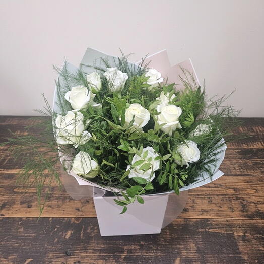 White 10 roses in a box