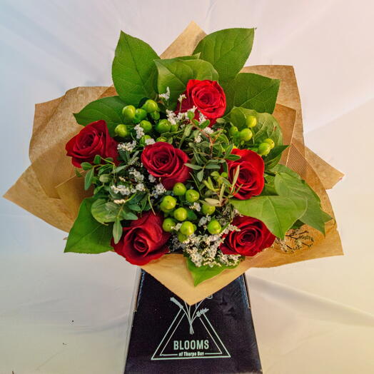 6 красных роз