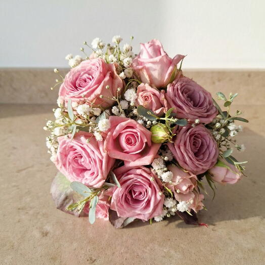 4 розовые розы для подружки невесты и букетики гипсофилы⁹⁸