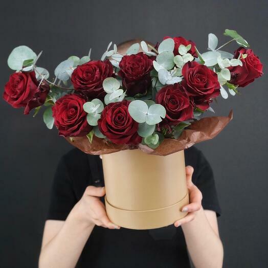 Шляпная коробка с розами и эвкалиптом «Страстный исследователь»