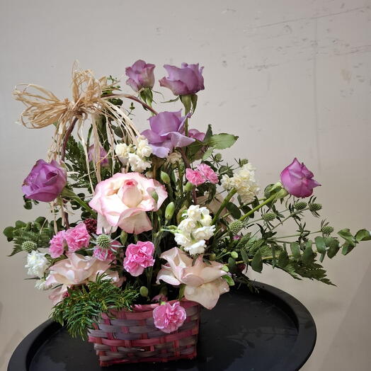 Квіти в весняному кошику