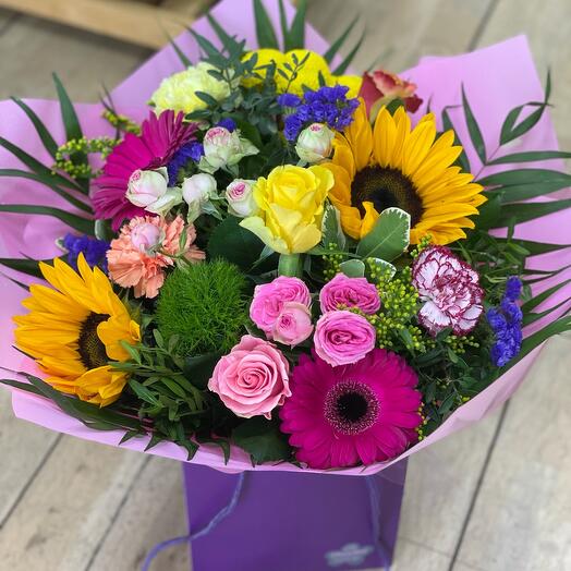 Яркий букет, собранный вручную, в аквапаке