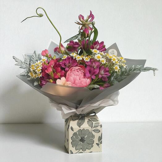 Очарование Дикого Луга – Розовая Пиония и Маргаритки, Связанный Букет в Подарочной Коробке