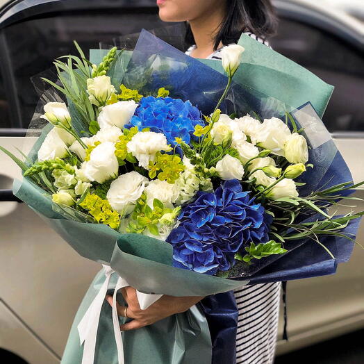 Красивый в синем