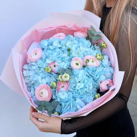 Розкішний букет із синіх гортензій і ранункулюсів
