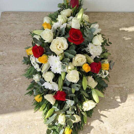 Похоронна композиція 3 фути 50 троянд, червоні/білі/жовті