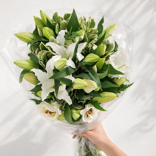 Все белые лилии и зелень, связанные вручную