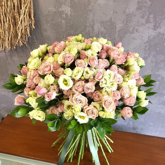 Spray Roses Destini with  Lisianthus white