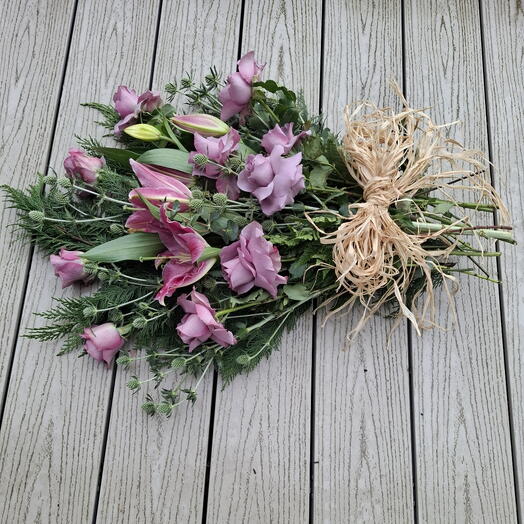 Связанный букет лилий и роз