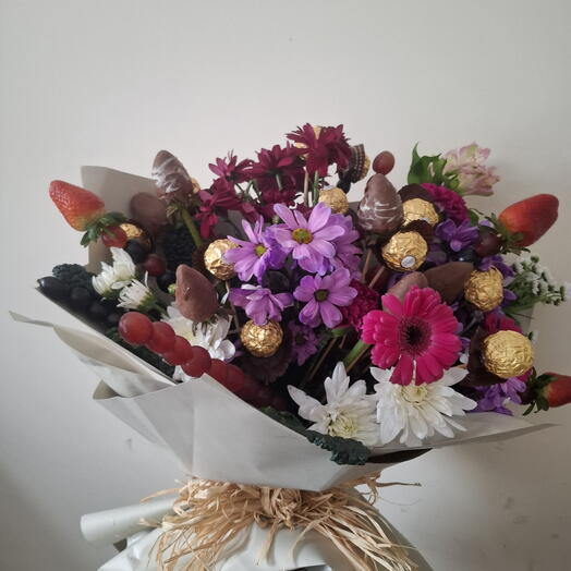 Роскошный букет, клубника, шоколадные конфеты, букет цветов