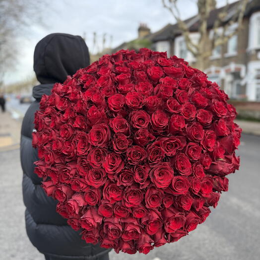 150 red roses