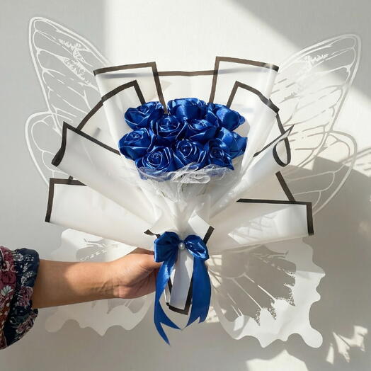Букет из искусственных ленточных роз с голубой бабочкой
