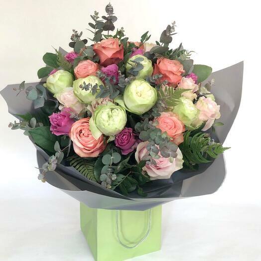 купол из 5 дюжин роз