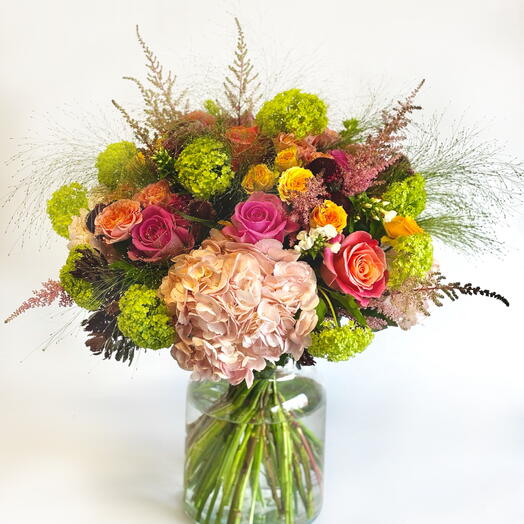 Мирабель с вазой