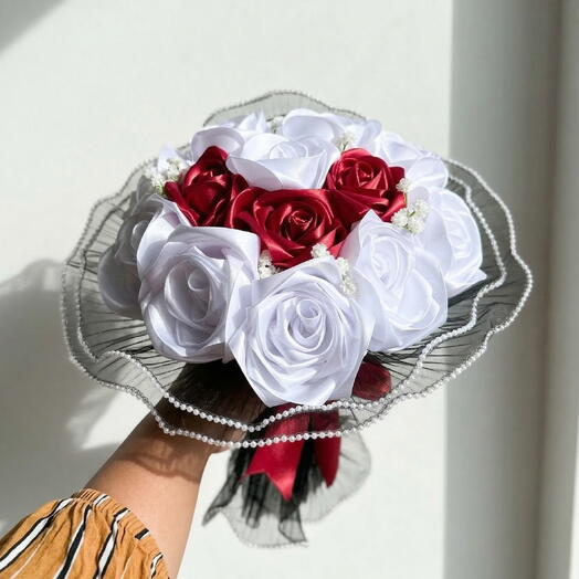 Вечный чёрный букет роз в форме сердца красно-белый атласный 🌹🖤💫