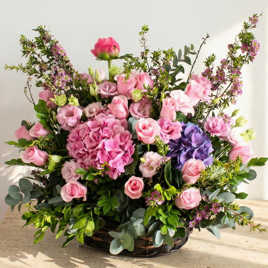 Розовая садовая гармония — роскошная композиция в корзине