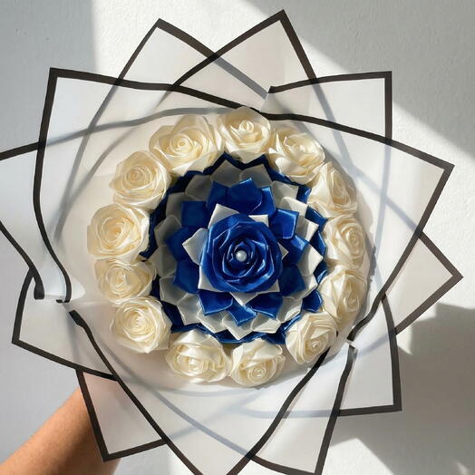 Букет королевско-синих роз