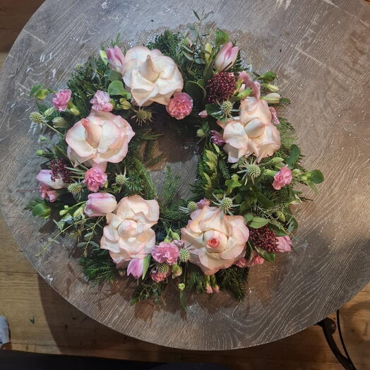 Венок из раскрытых роз 14"