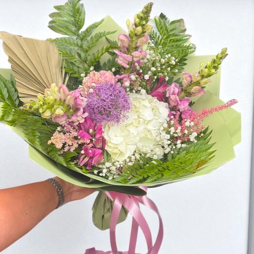 Букет по выбору флориста Wild – Гортензия, Аллиум, Львиный зев с сезонной зеленью
