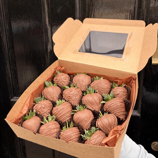 Luxury Chocolate-Dipped Strawberries Box