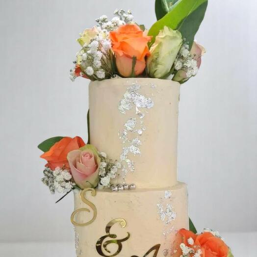 Элегантный 3-ярусный свадебный торт с ванилью и свежими розами | Свадебный торт с индивидуальным цветочным оформлением