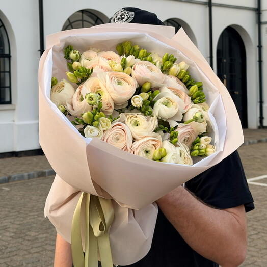 Букет кремових ранункулюсів і фрезій