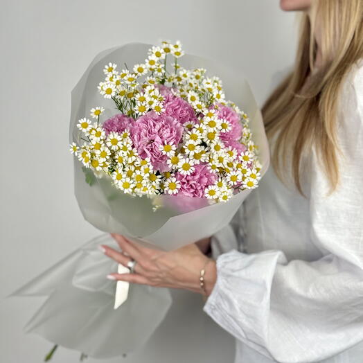 Daisy   Dianthus Bouquet – Soft Elegance in Bloom