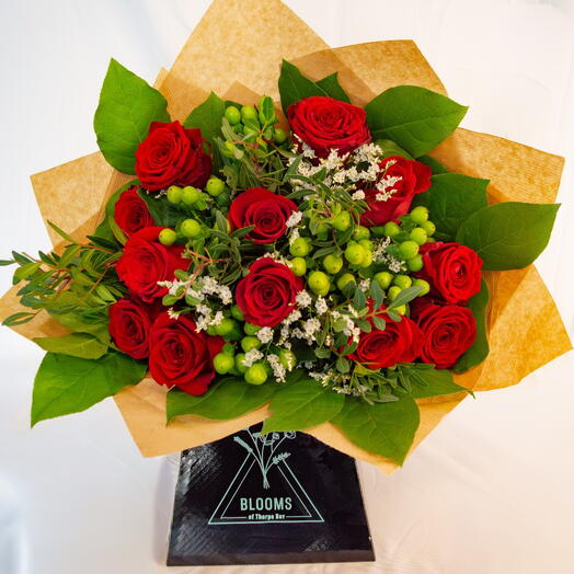 12 красных роз