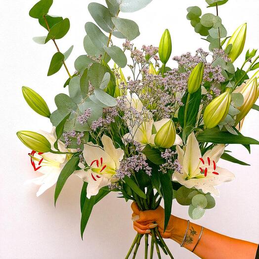 Букет "Дикая светлая лилия" – Элегантная композиция из белых лилий и эвкалипта