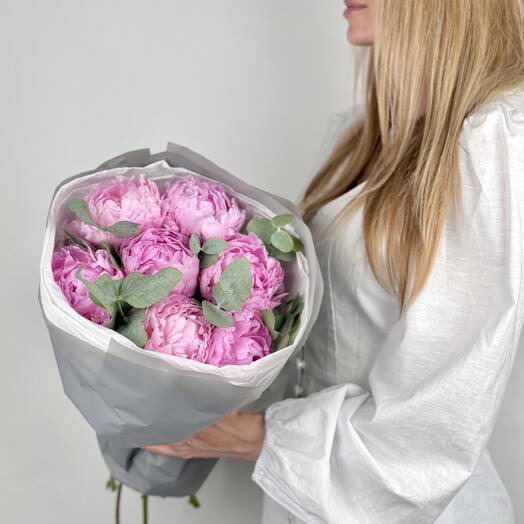 Peony Perfection – 7 Stems of Lush Seasonal Blooms