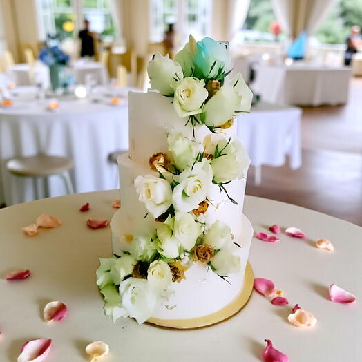 Элегантный трёхъярусный свадебный / праздничный торт