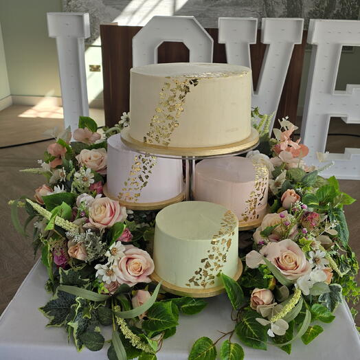 4 pieces wedding cake (holder and the flowers not included)