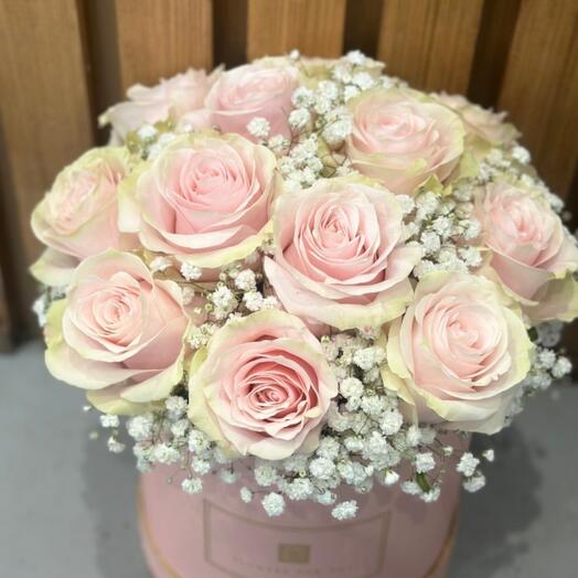 Милый розовый букет в коробке