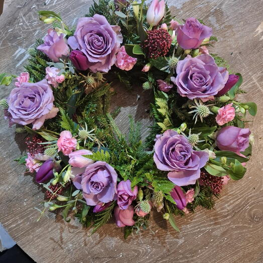 Открытый венок с лиловой розой 12"