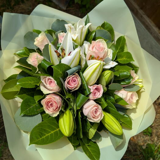 Pink roses and white lillies bouquet