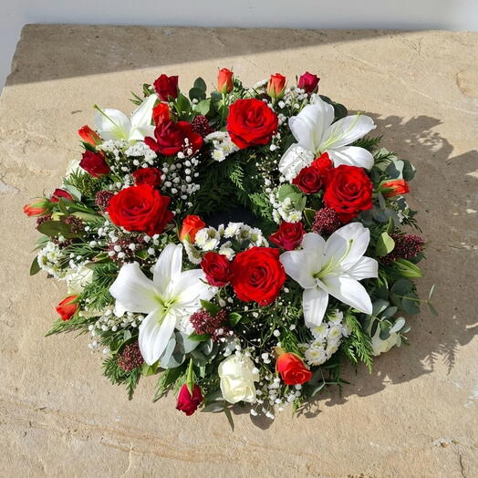 Венок14"  красные розы и белые лилии