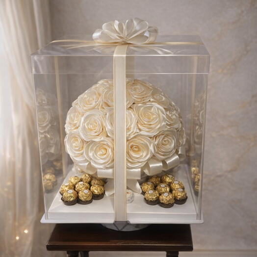 Роскошная подарочная коробка с вечными розами цвета слоновой кости и шоколадом