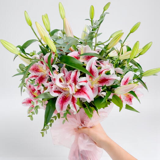 Букет из розовых ориентальных лилий и зелени