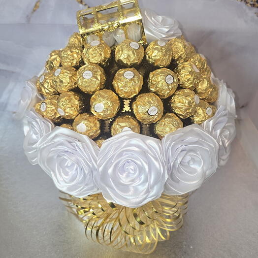 Роскошная подарочная коробка Ferrero Rocher с атласными розами