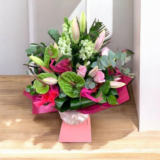 Pink Vibes â Elegant Flower Arrangement with Roses and Lilies