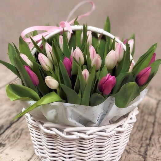 Корзина тюльпанов ко Дню матери