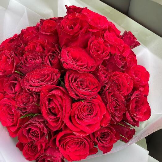 "100 Red Roses Hand-Tied Bouquet" – The Ultimate Romantic Gift