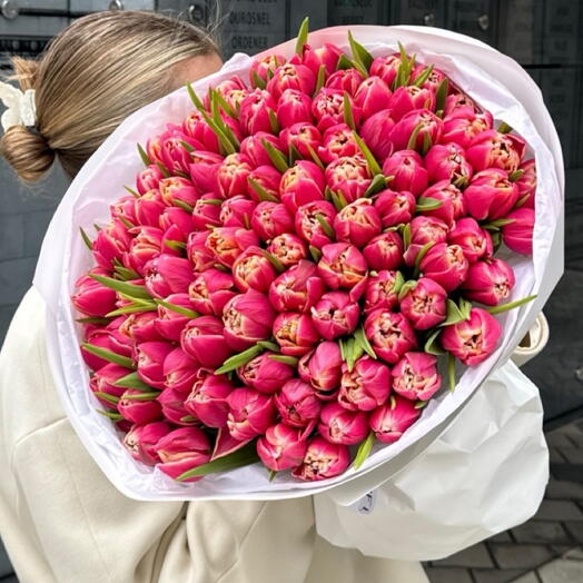 100 персиковых тюльпанов